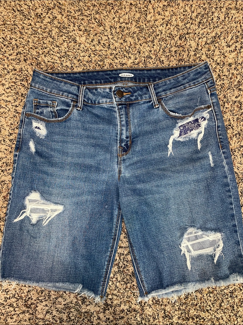 Old Navy Medium Blue Distressed Denim Bermuda Shorts Woman’s Size 8 | GUC